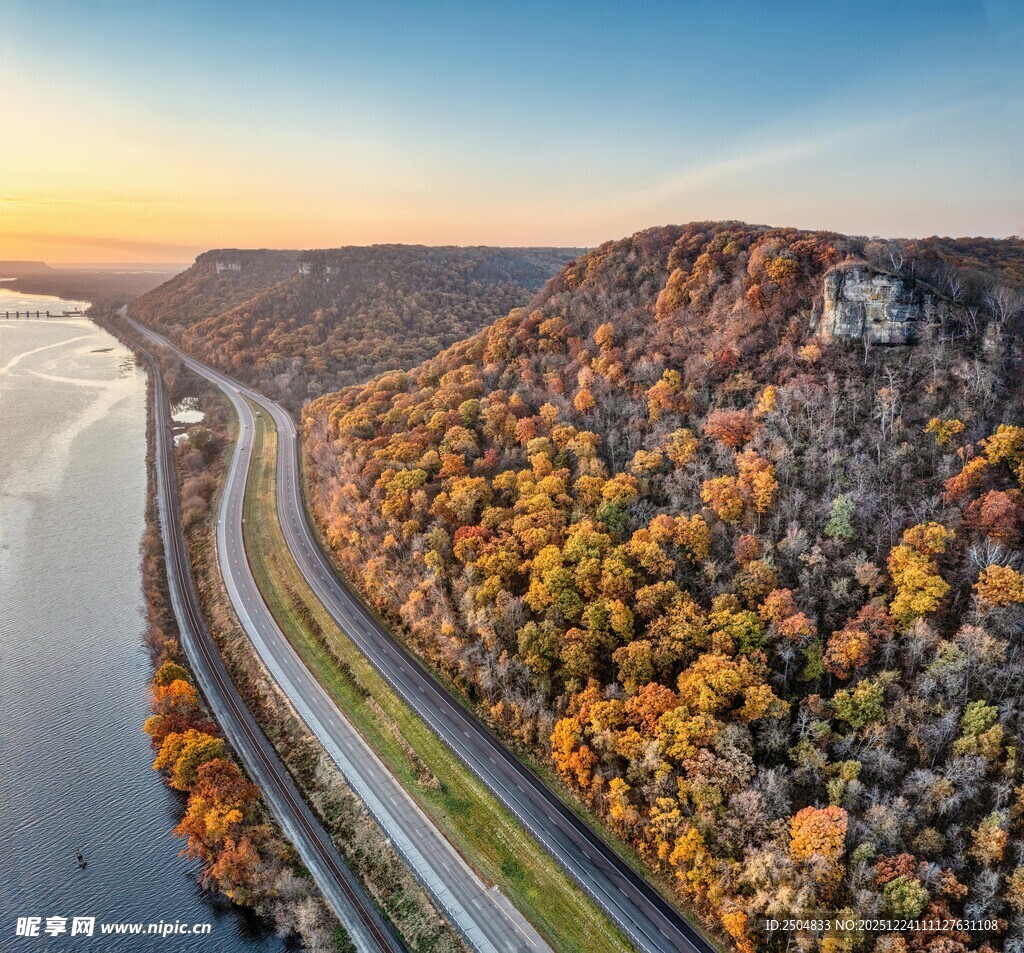 秋日公路旁的绚烂山林景色