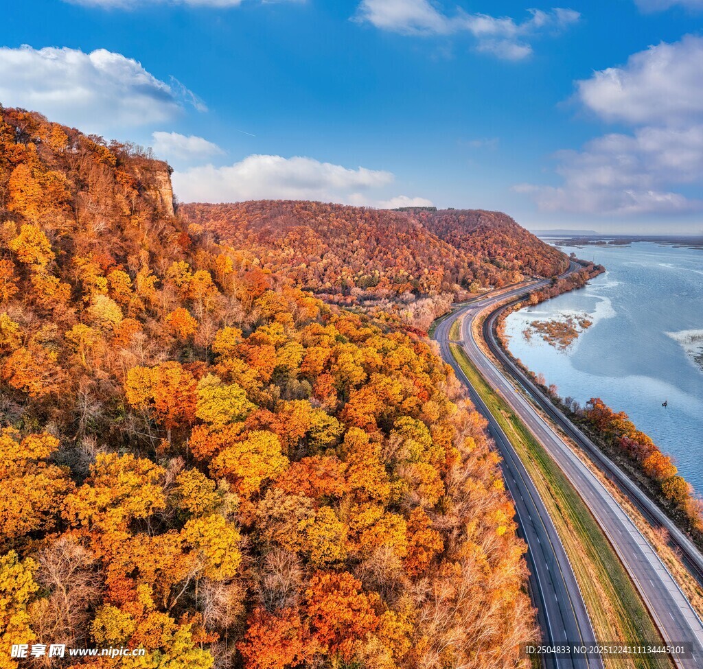 秋日公路旁绚烂多彩山林景