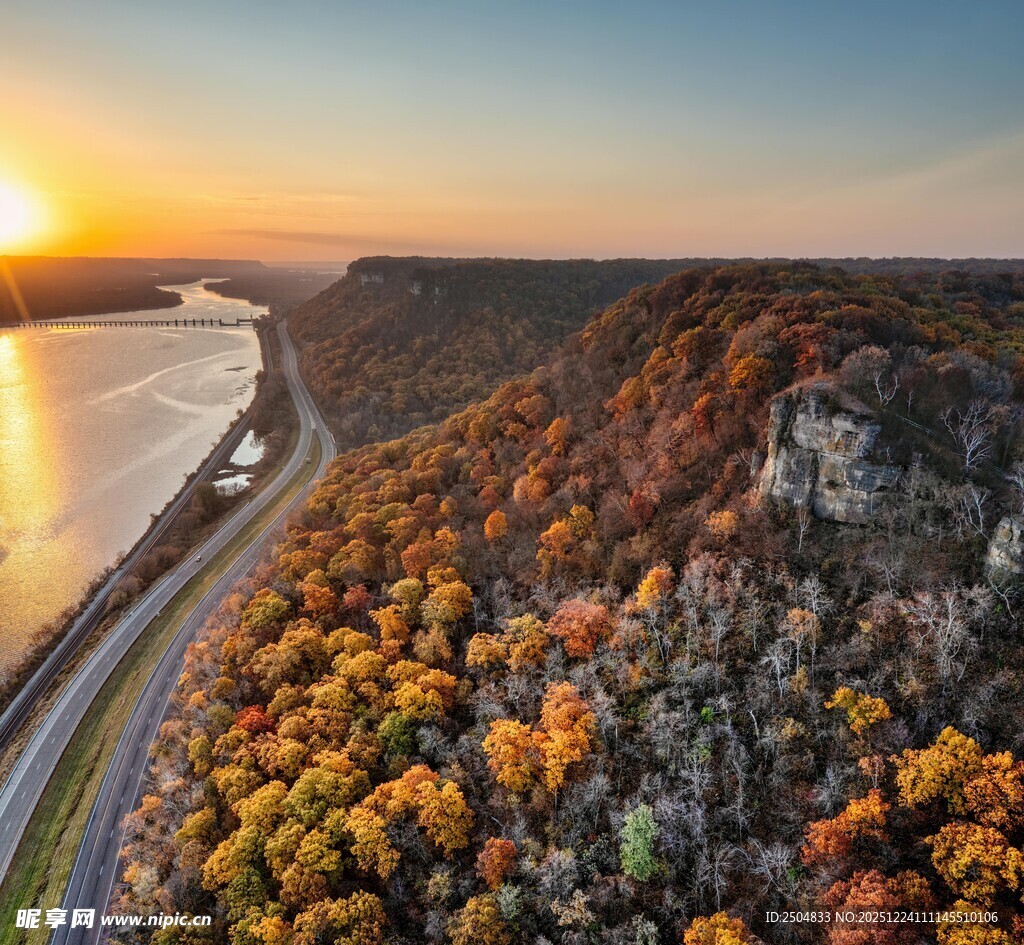 秋日河畔公路壮丽风光