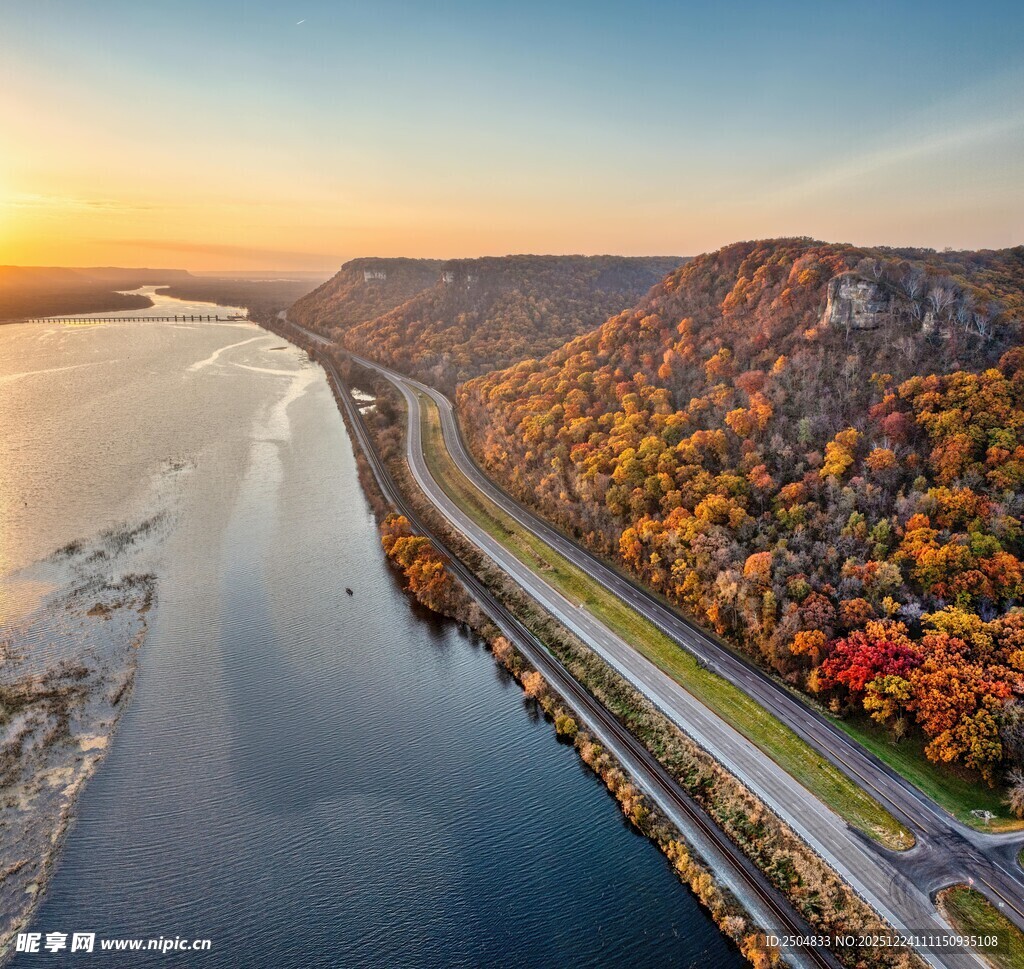 秋日河畔公路壮丽风光