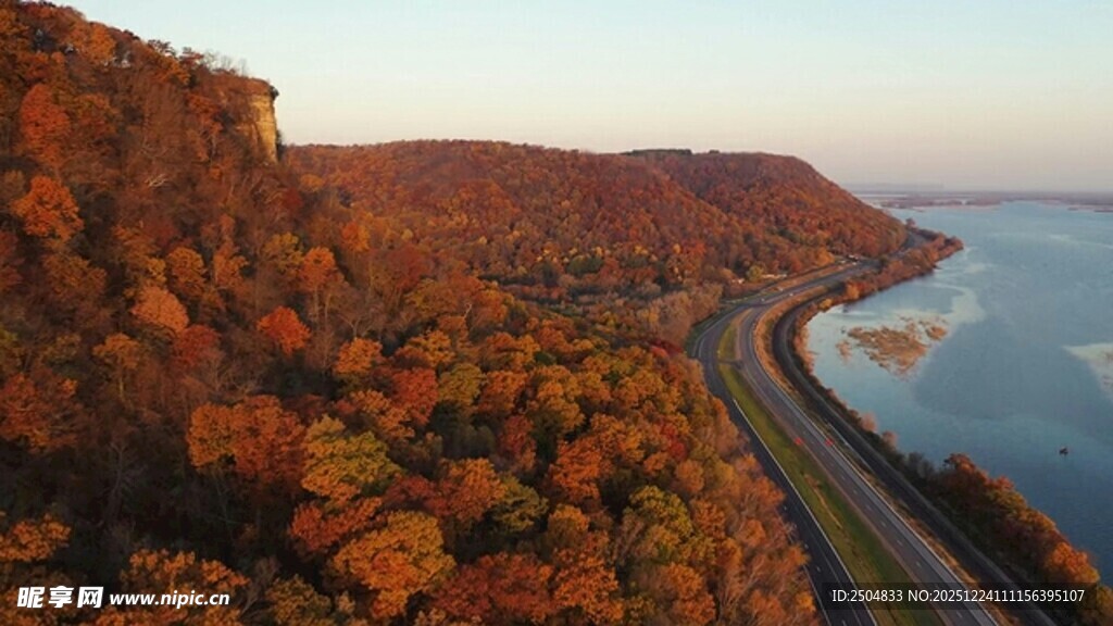秋日湖畔绚烂山林美景