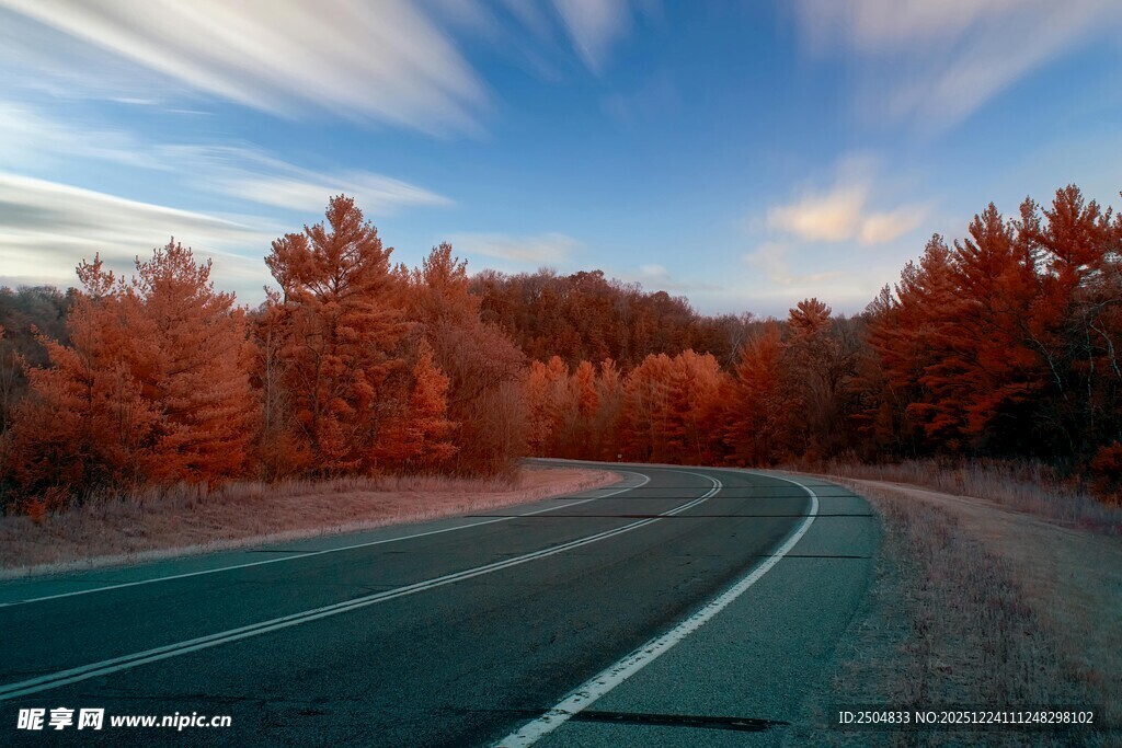 秋日蜿蜒公路美景