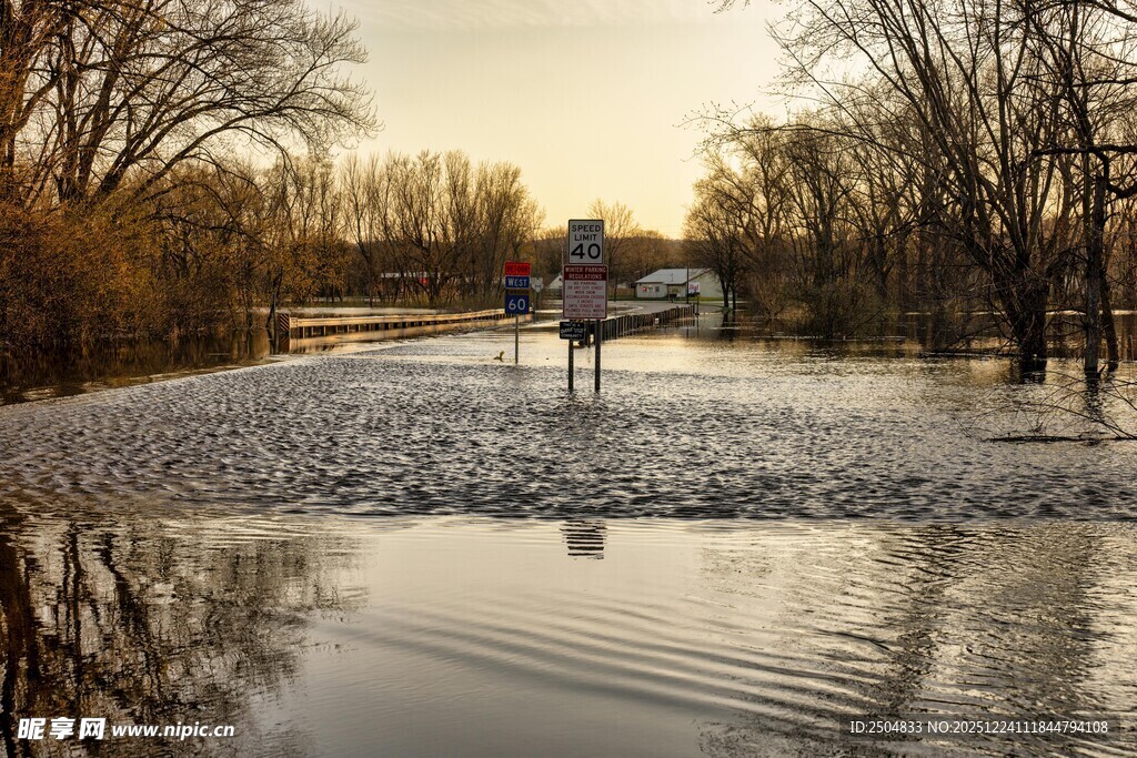 洪水淹没的河畔景象