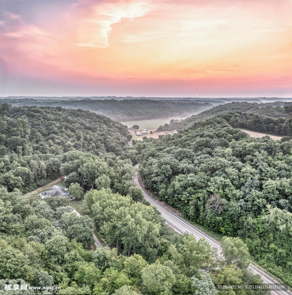 日落时分的林间蜿蜒公路