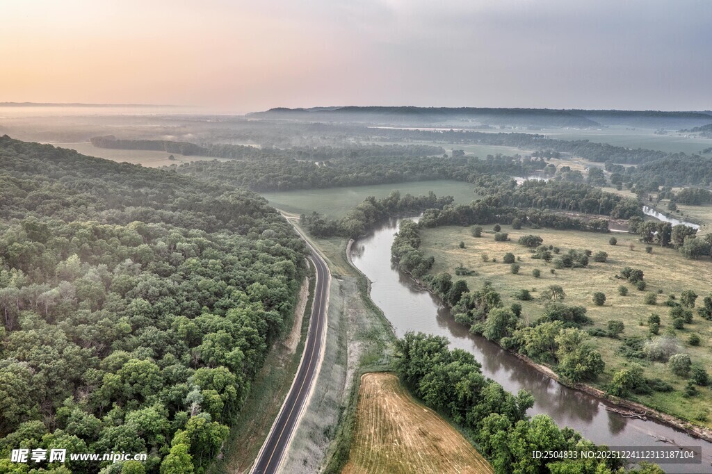 公路河畔的壮丽自然景观