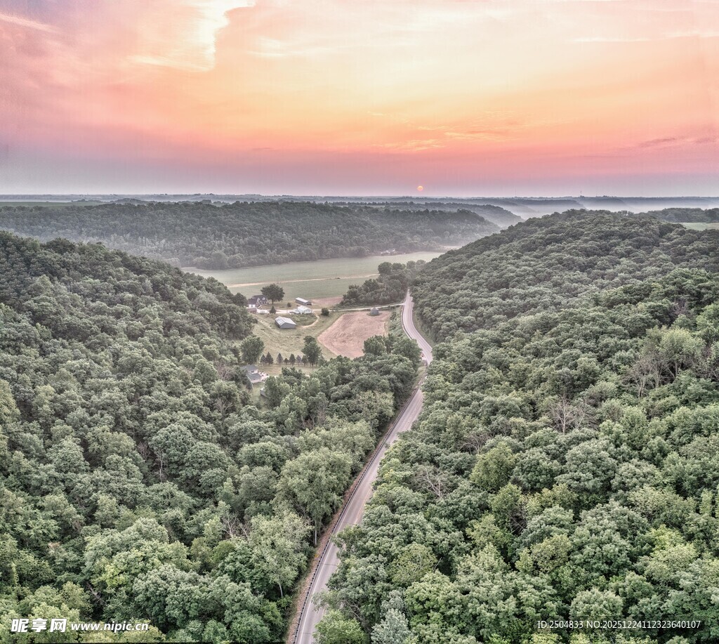 日落时分山谷中的葱郁森林
