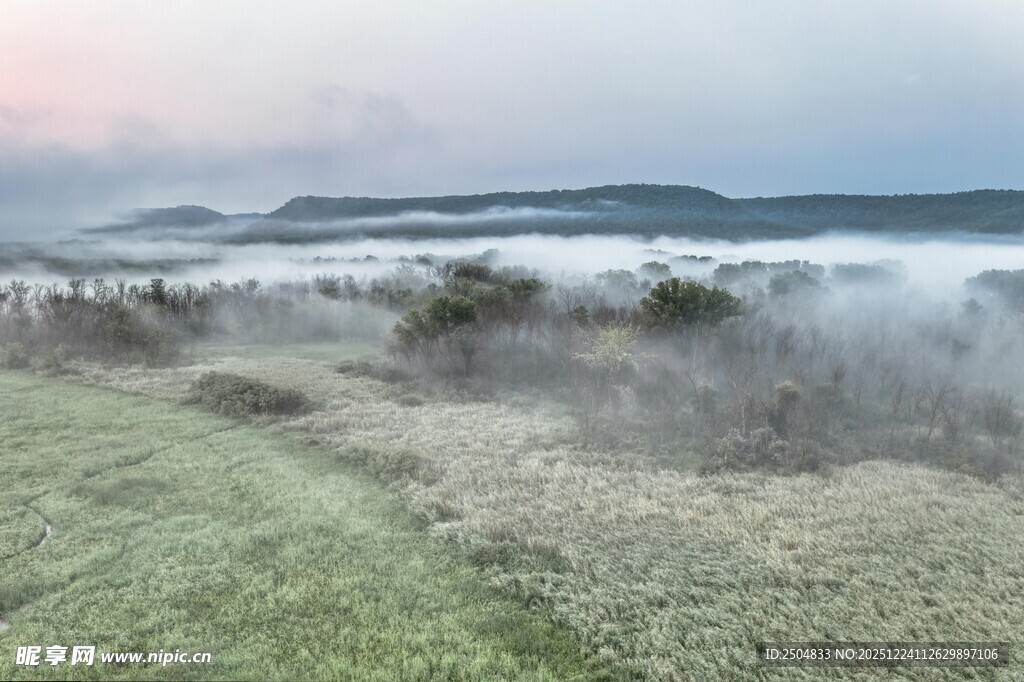 海边晨景 薄雾笼罩海岸线