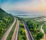 蜿蜒公路穿行于葱郁山林