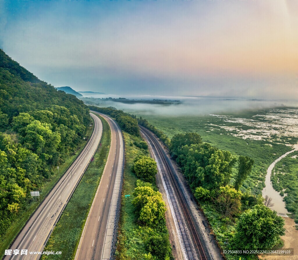 蜿蜒公路穿行于葱郁山林