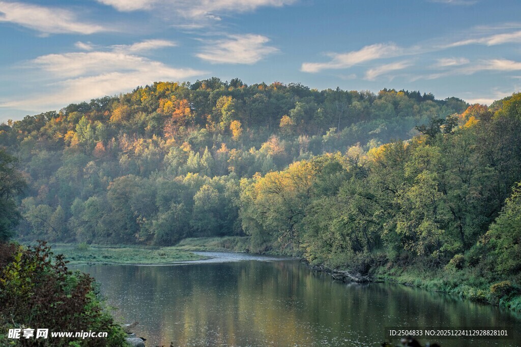 秋日湖畔山林美景