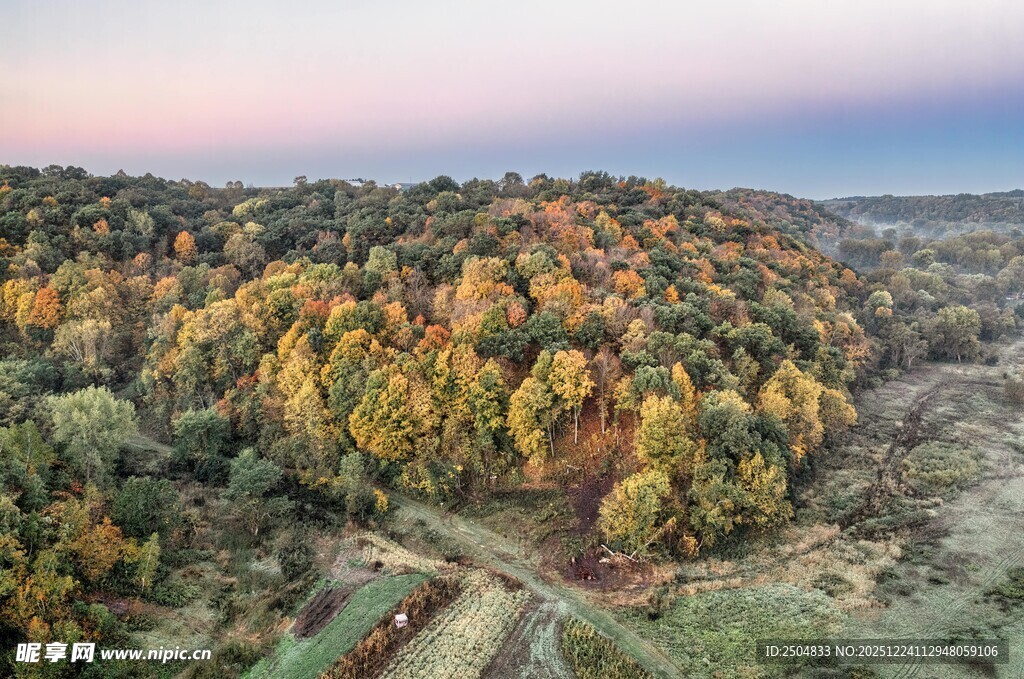 秋日山林航拍美景