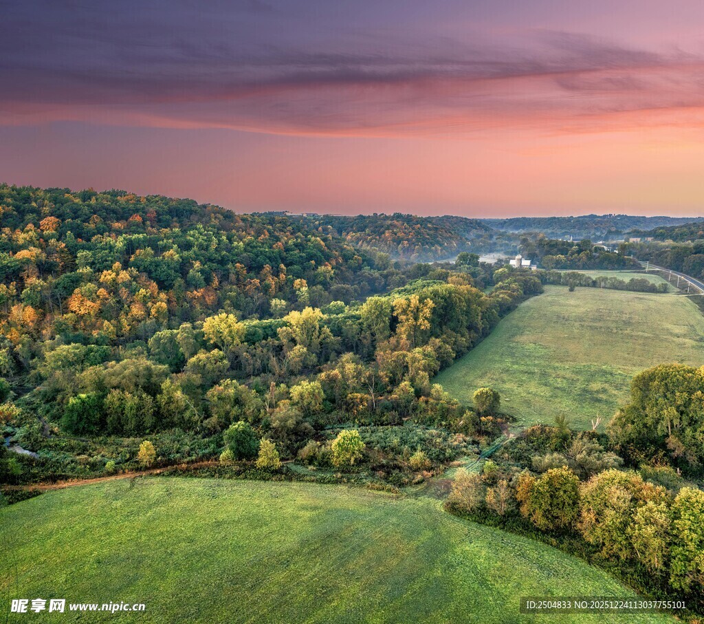 秋日黄昏下的广袤田园风光