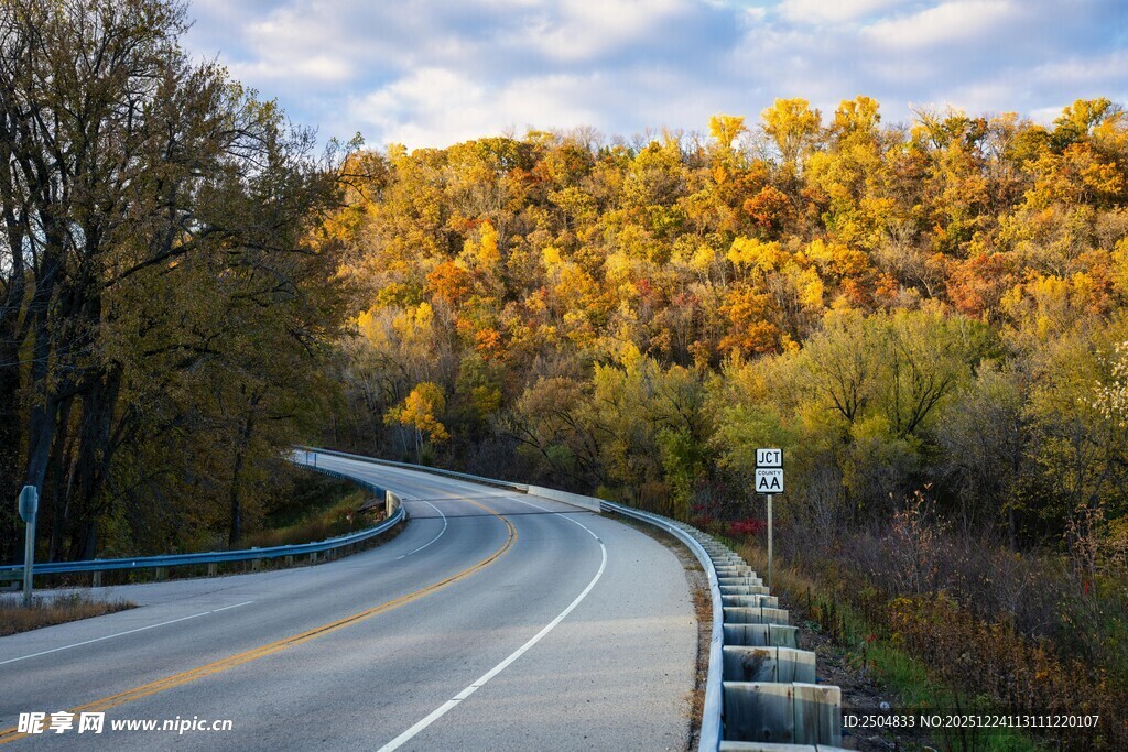 秋日蜿蜒公路美景