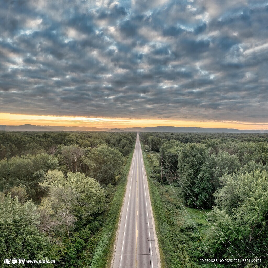 旷野中延伸的公路美景