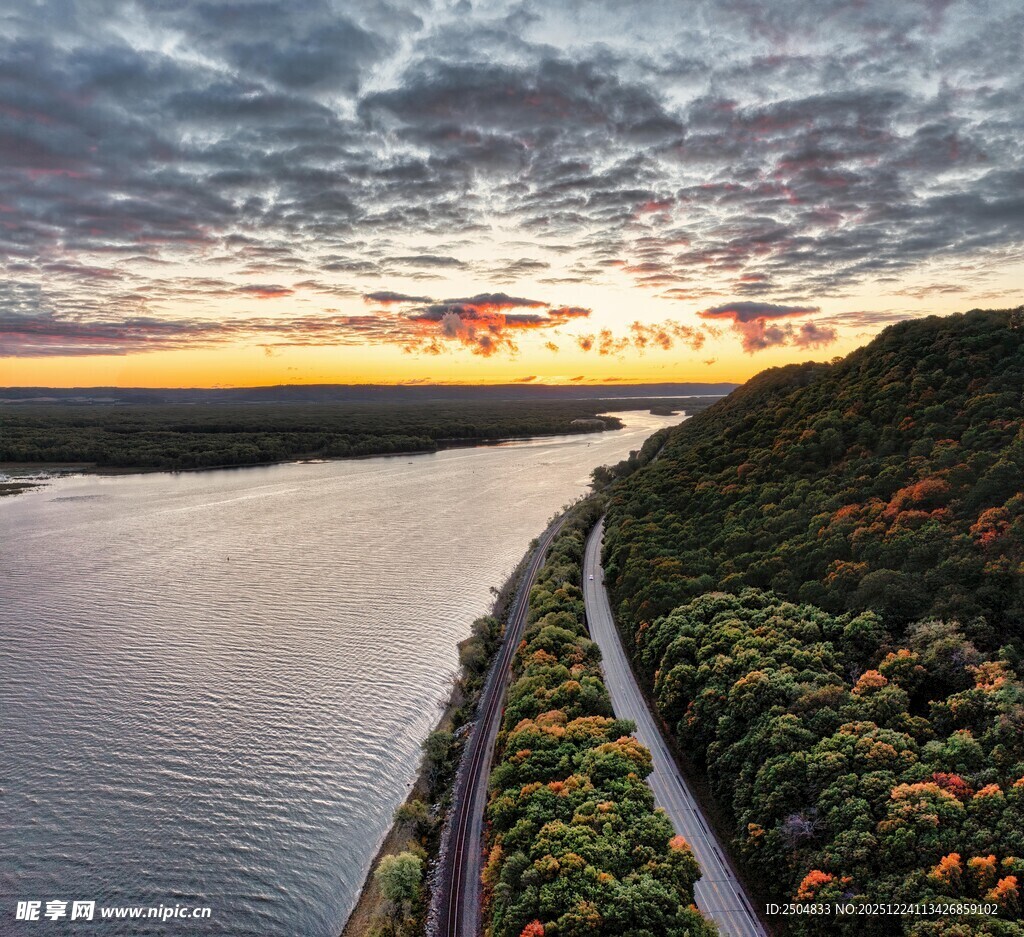 河畔公路的壮丽黄昏景色