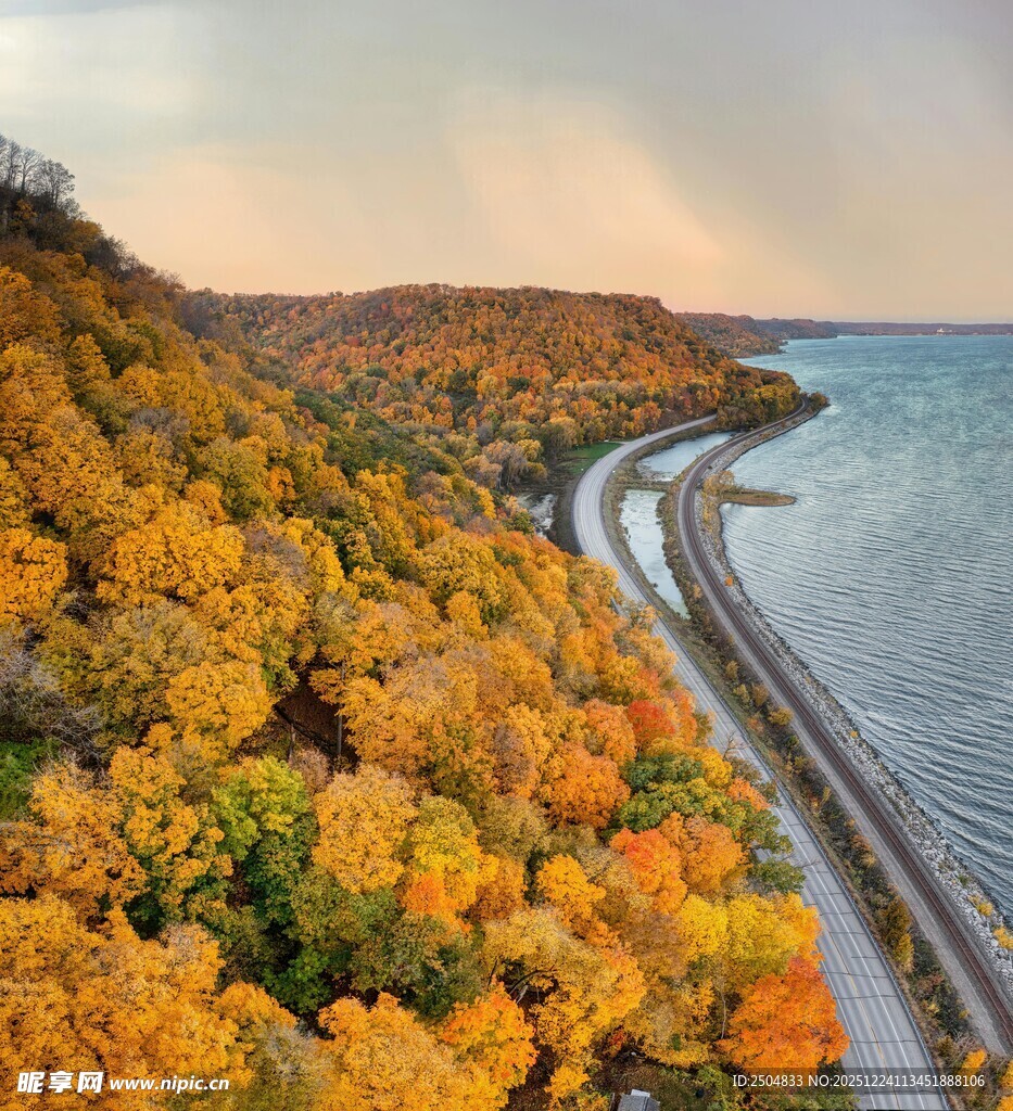 秋日公路旁的绚烂山林景色