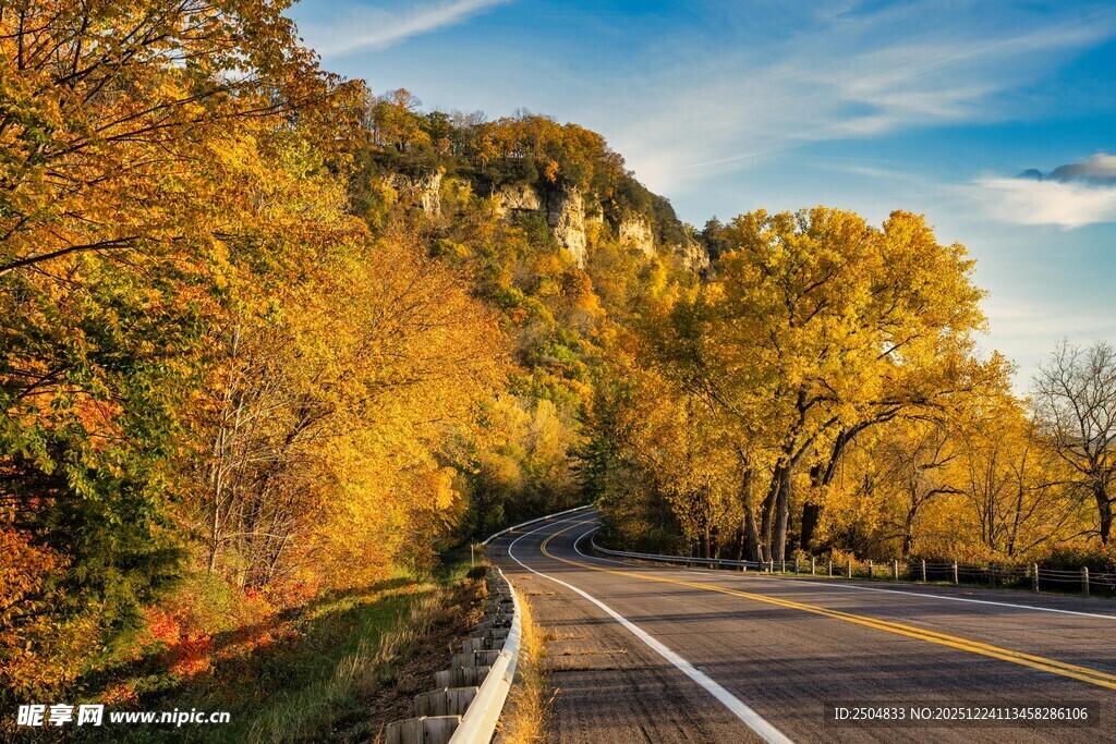 秋日蜿蜒公路美景