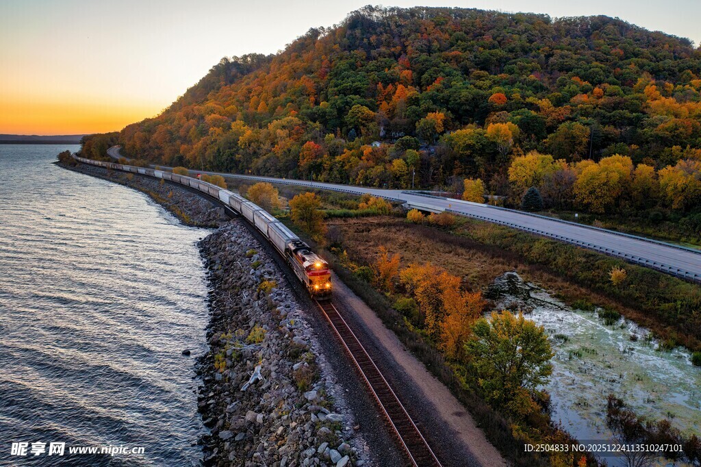 秋日铁轨旁的绚烂风景