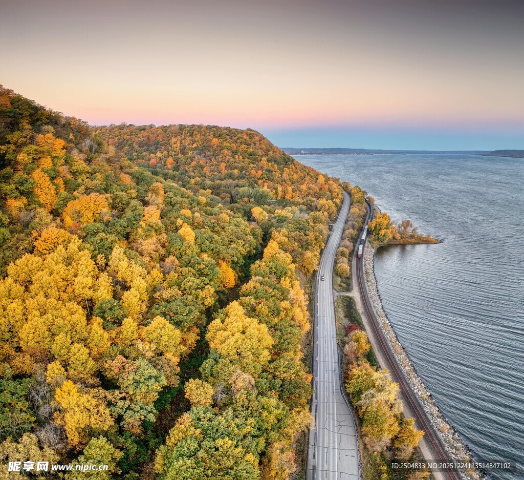秋日湖畔公路美景