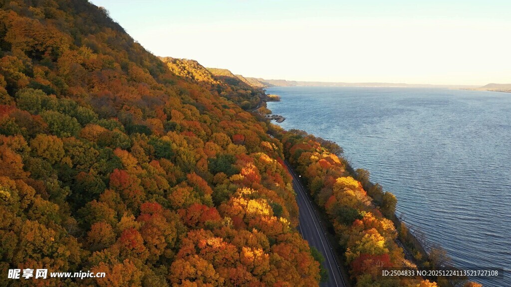 秋日湖畔斑斓山色
