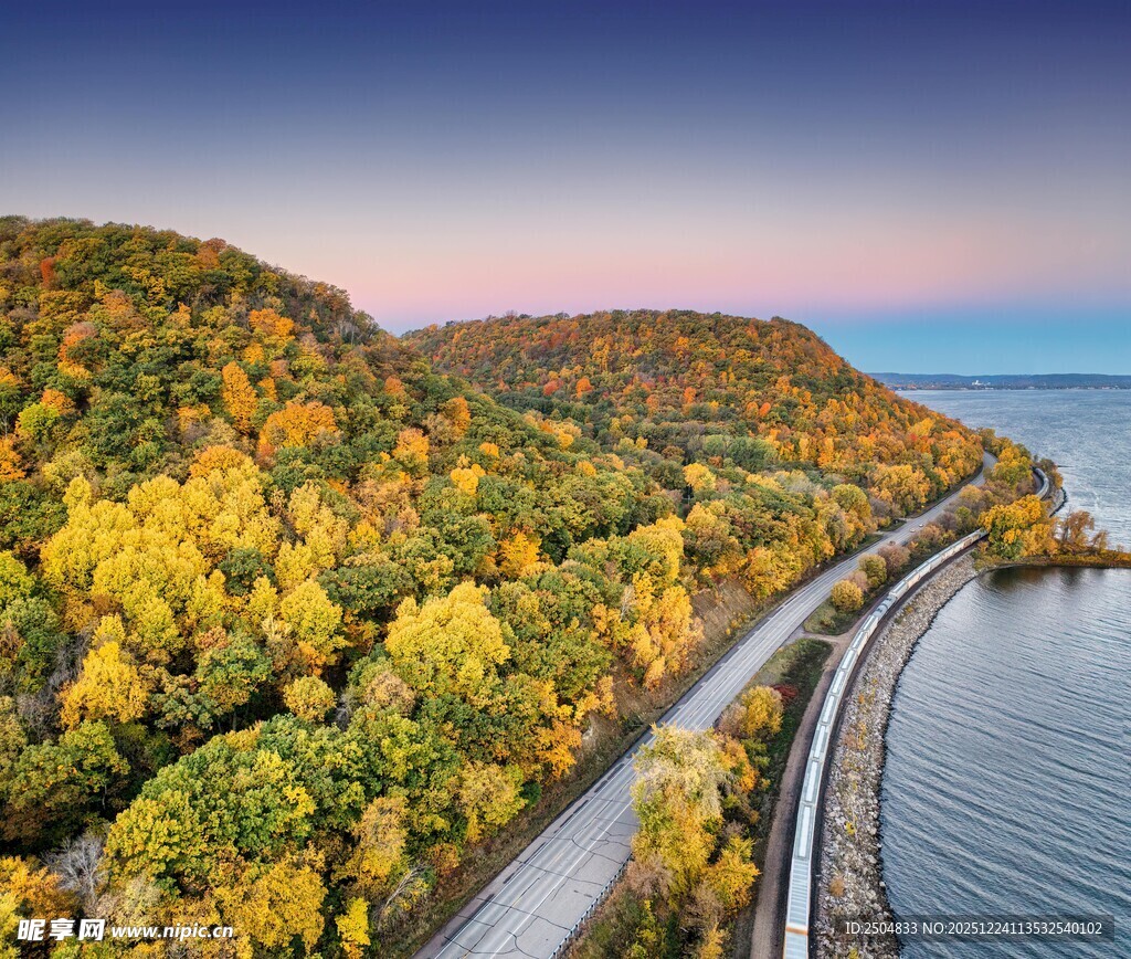 秋日公路旁的绚烂山林景色