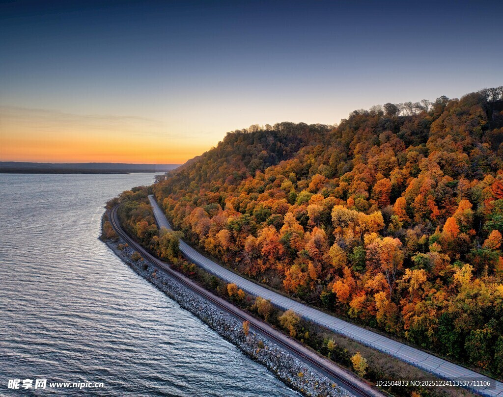秋日湖畔公路迷人景致