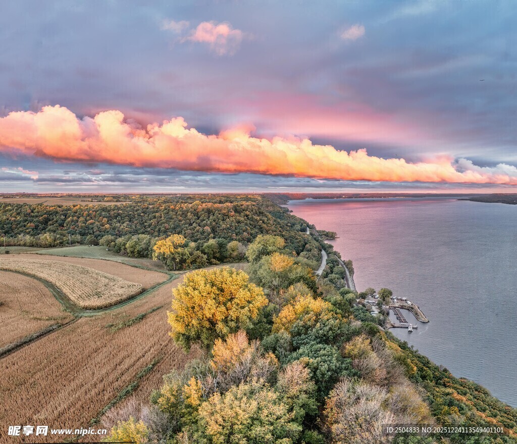 湖畔秋日黄昏美景