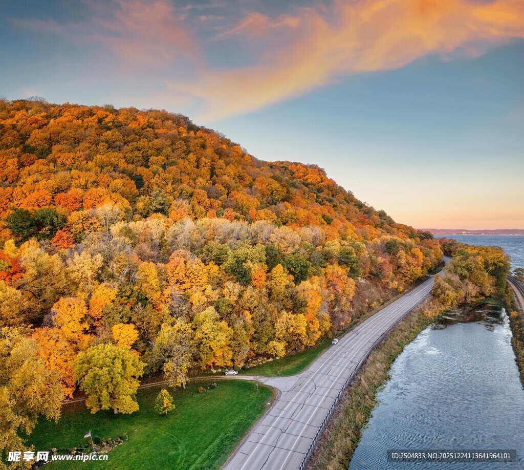 秋日河畔绚烂多彩的树林