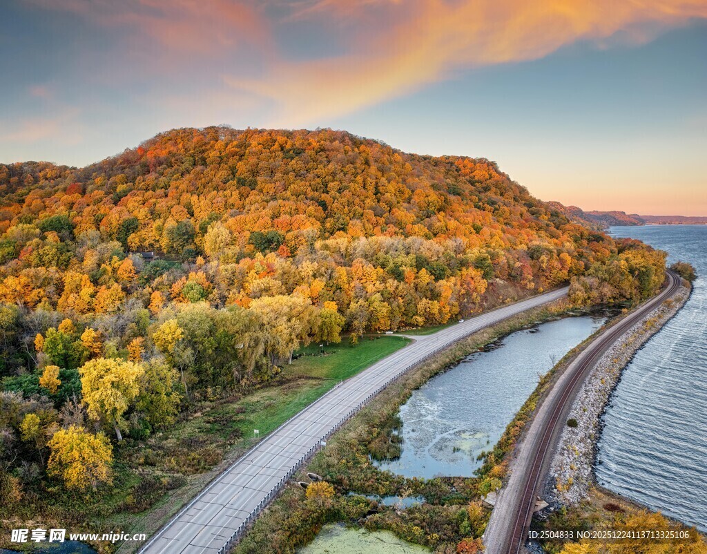 秋日公路旁绚烂多彩的景致