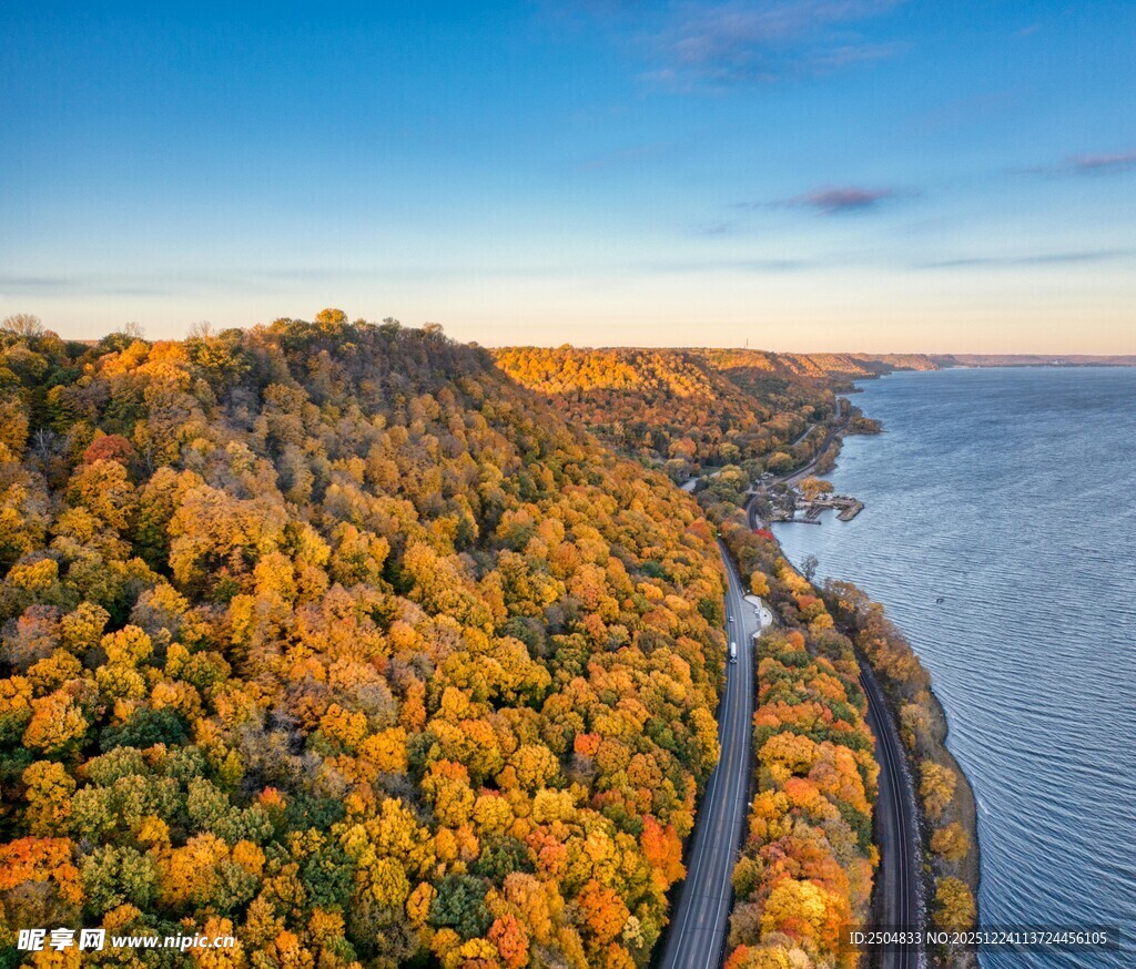 秋日湖畔公路的斑斓景致