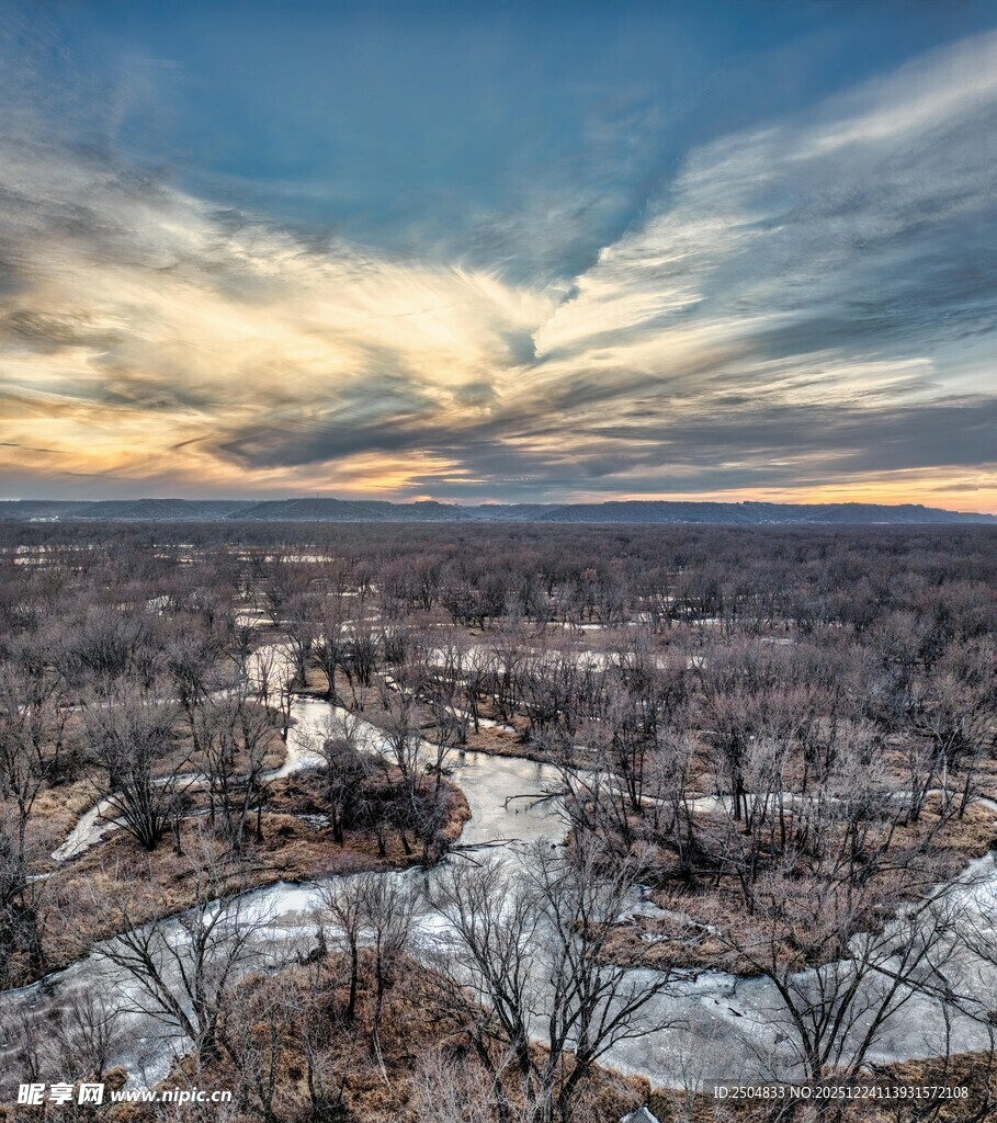 冬日河畔雪景壮丽风光