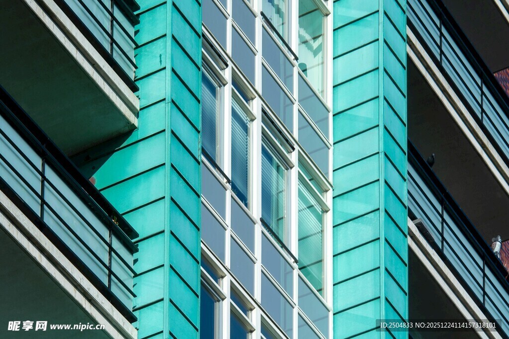 现代蓝绿色高楼建筑外观