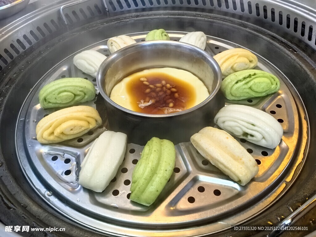 烤盘上的多样美味食材