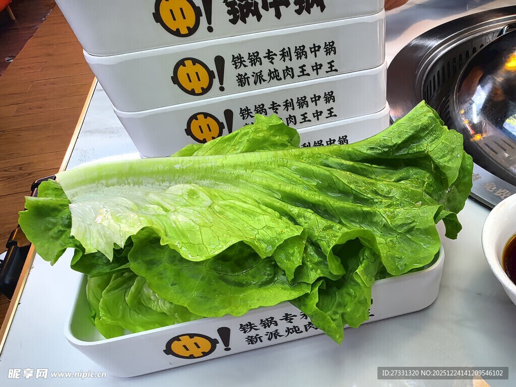 新鲜生菜摆放在餐盒中