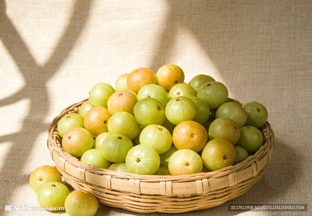 竹篮中的余甘果