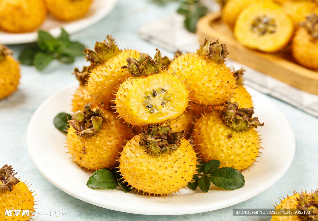 刺梨果摆放在盘中