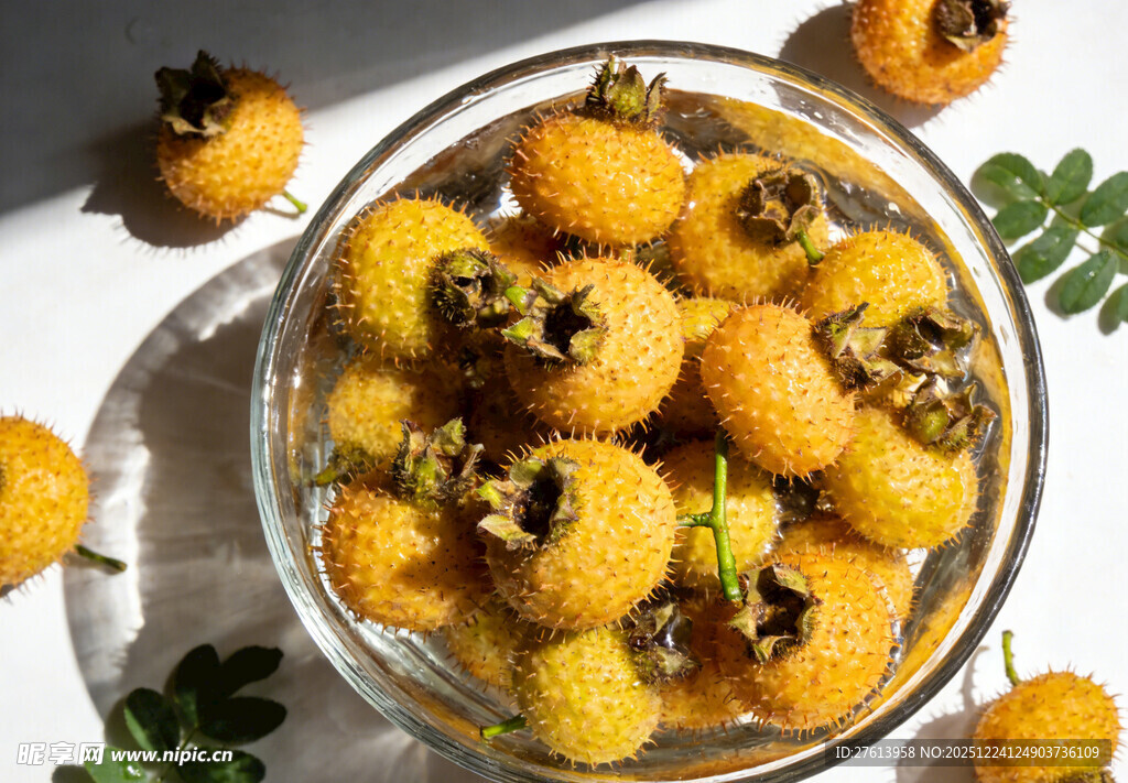 玻璃碗中的刺梨