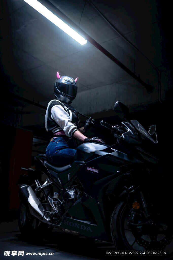 骑摩托的酷炫身影