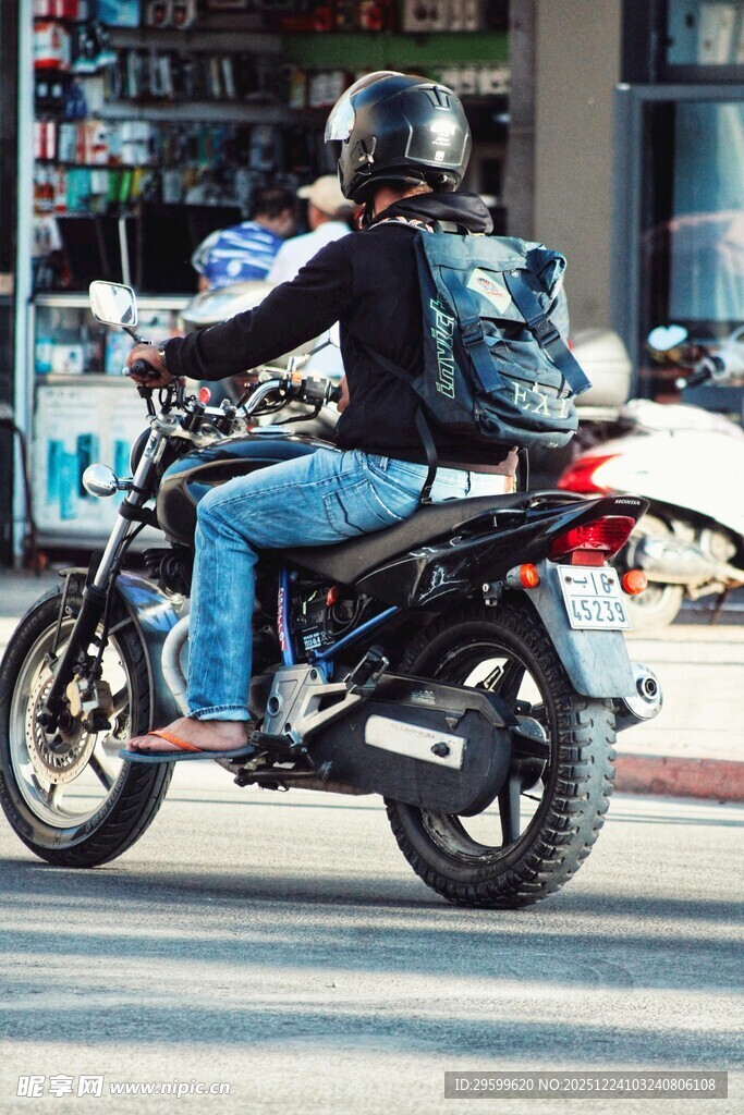 男子骑摩托车出行