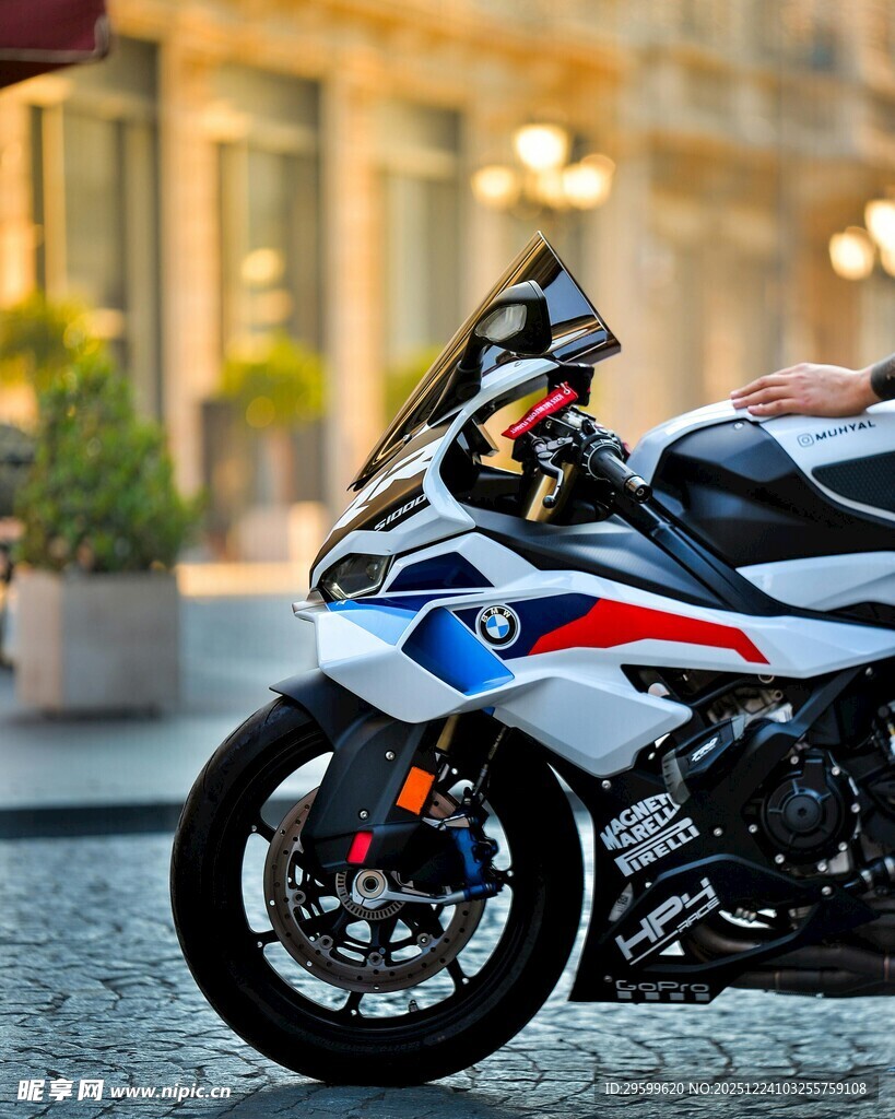 炫酷摩托车街头停放