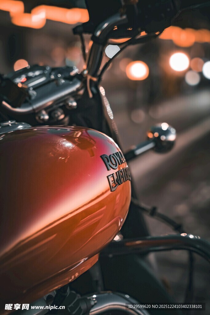 复古橘色摩托车局部特写