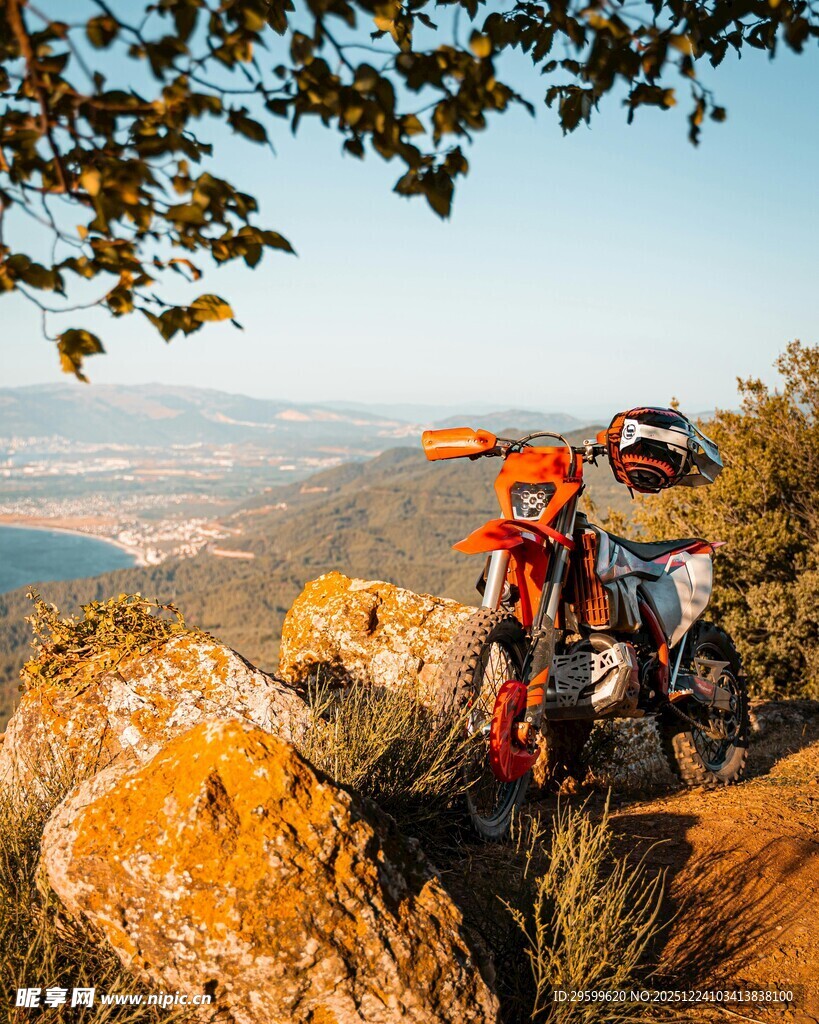 山顶徒步者眺望壮丽风景