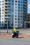 城市中骑行的摩托车交警