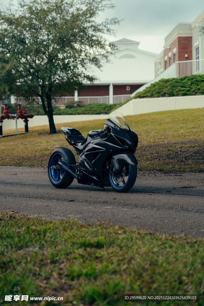 公路上的黑色炫酷摩托车
