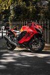 红色炫酷摩托车停于路边