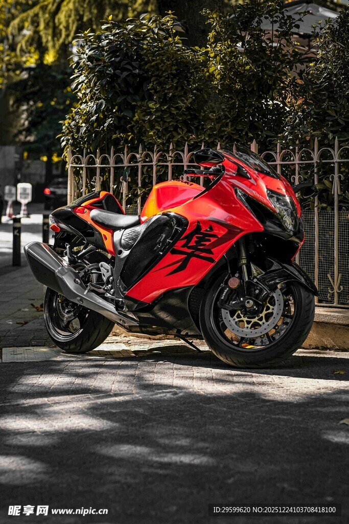 红色炫酷摩托车停于路边