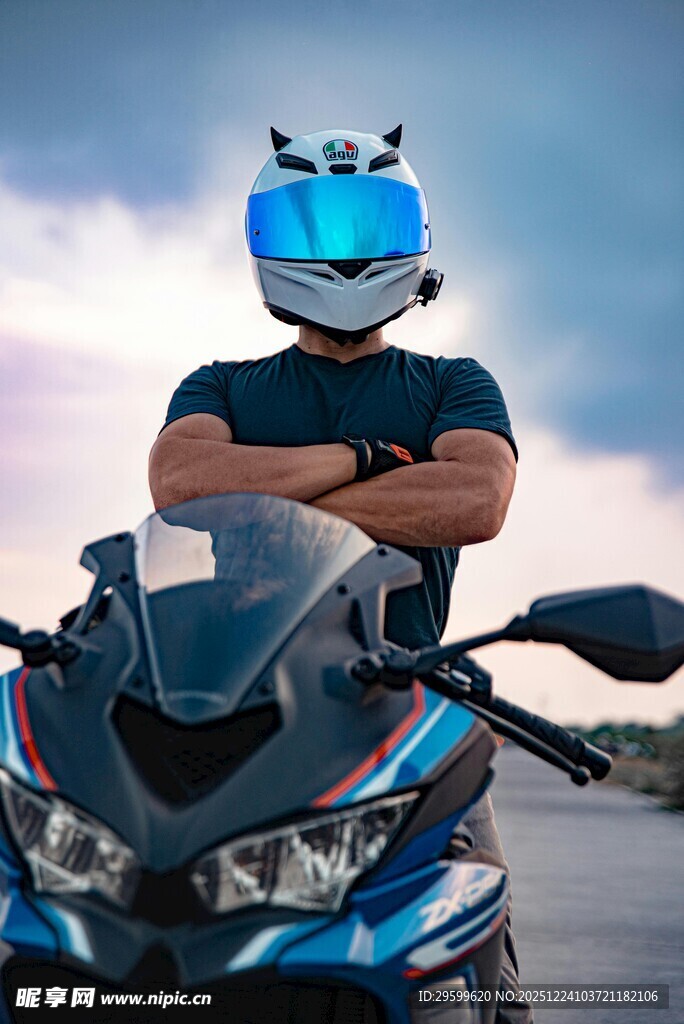 骑帅气摩托的酷炫骑士