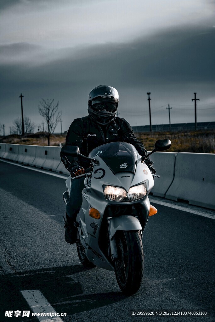 公路上的摩托车骑士