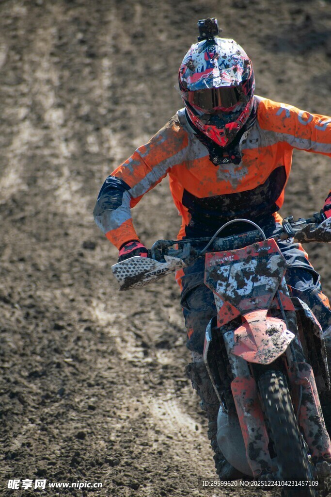 越野摩托骑手驰骋赛场