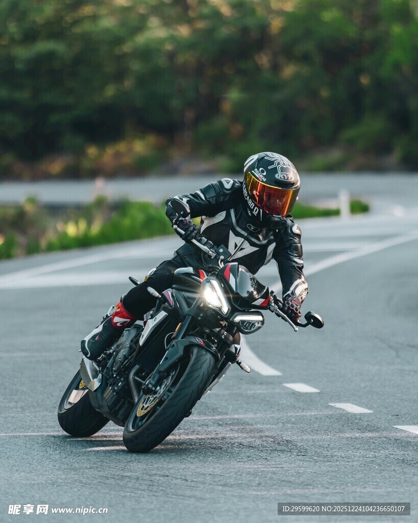 摩托车手公路炫酷压弯